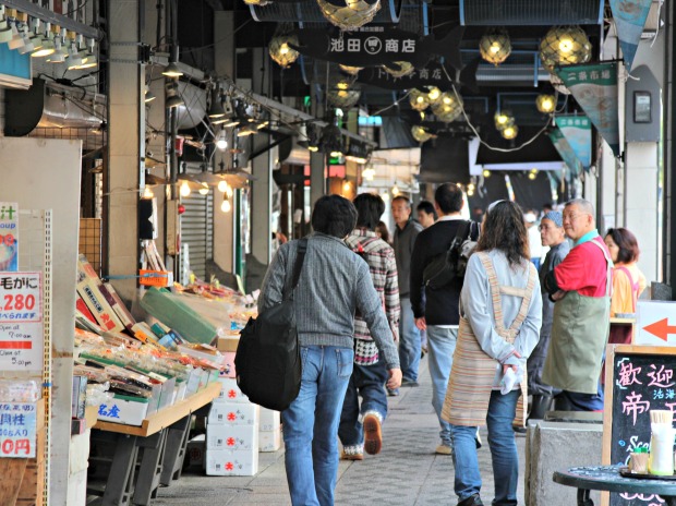 nijo market people walking
